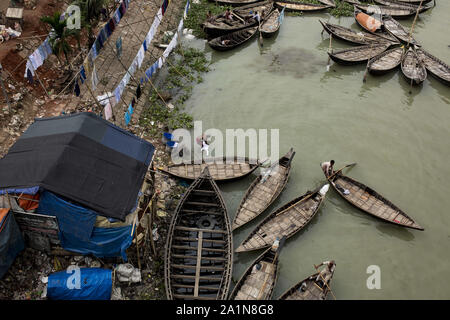 27 settembre 2019: Dacca in Bangladesh - settembre 27 : una più piena lava vestiti in acqua inquinata del fiume Buriganga a Dhaka, nel Bangladesh il 27 settembre 2019.Dhaka, uno del mondo con la crescita più veloce e più densamente popolato megacity contiene 47.500 persone per chilometro quadrato. Credito: Zakir Hossain Chowdhury/ZUMA filo/Alamy Live News Foto Stock