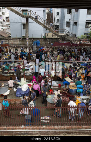 27 settembre 2019: Dacca in Bangladesh - settembre 27 : Le persone si radunano nel mercato del pesce durante il fine settimana di vacanza a Dacca in Bangladesh il 27 settembre 2019.Dhaka, uno del mondo con la crescita più veloce e più densamente popolato megacity contiene 47.500 persone per chilometro quadrato. Credito: Zakir Hossain Chowdhury/ZUMA filo/Alamy Live News Foto Stock