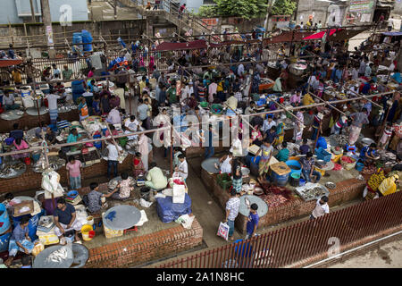 27 settembre 2019: Dacca in Bangladesh - settembre 27 : Le persone si radunano nel mercato del pesce durante il fine settimana di vacanza a Dacca in Bangladesh il 27 settembre 2019.Dhaka, uno del mondo con la crescita più veloce e più densamente popolato megacity contiene 47.500 persone per chilometro quadrato. Credito: Zakir Hossain Chowdhury/ZUMA filo/Alamy Live News Foto Stock