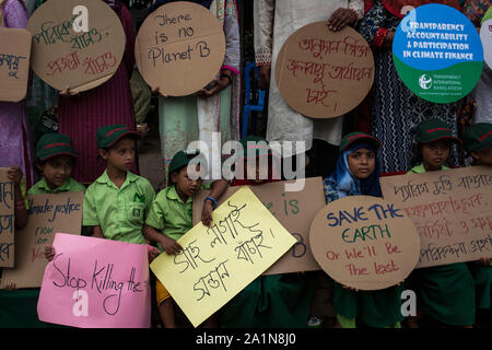 Dacca in Bangladesh - settembre 27 : i bambini e i manifestanti si riuniscono per assistere a un clima sciopero rally in Bangladesh il 27 settembre 2019. Pe del Bangladesh Foto Stock