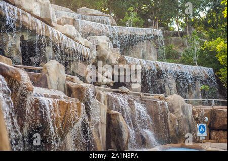 Cascata artificiale nel parco di sorgenti minerali Foto Stock