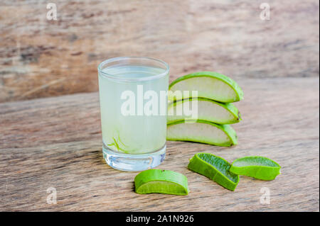 Aloe vera pezzi e gel di aloe nel vetro su Un vecchio concetto di cosmetica biologica di fondo di legno scuro Foto Stock