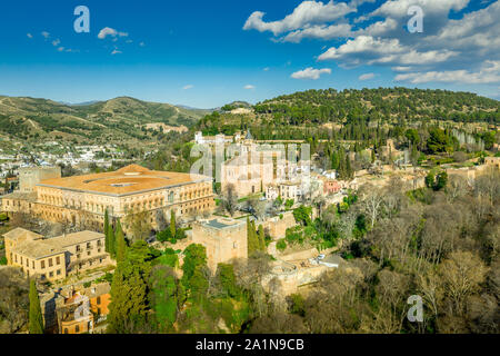 Vista aerea del cortile del Palazzo di Charles V a Granada Spagna con la circostante giardino Arabi nell'Alhambra Foto Stock
