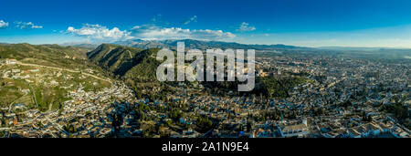 Antenna vista panoramica del complesso Alhambra di Granada Spagna con mura e torri e palazzi Foto Stock