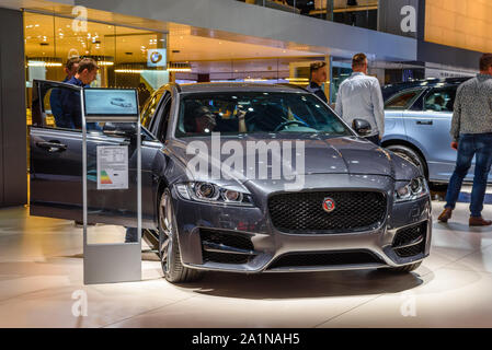 Francoforte, Germania - Settembre 2019: grigio argento Jaguar XF berlina, IAA International Motor Show Auto fieristico. Foto Stock