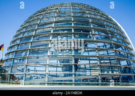 La cupola di vetro in cima al Reichstag dove i visitatori possono osservare il Bundestag - la Camera bassa del tedesco federale europeo. Berlino Germania Foto Stock