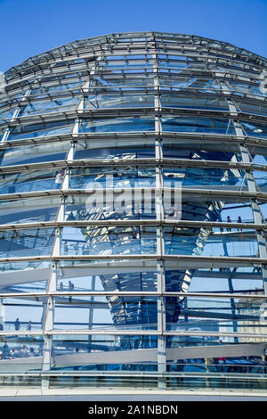 La cupola di vetro in cima al Reichstag dove i visitatori possono osservare il Bundestag - la Camera bassa del tedesco federale europeo. Berlino Germania Foto Stock