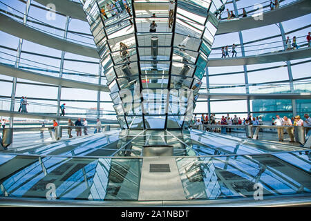 La cupola di vetro in cima al Reichstag dove i visitatori possono osservare il Bundestag - la Camera bassa del tedesco federale europeo. Berlino Germania Foto Stock