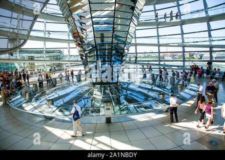 La cupola di vetro in cima al Reichstag dove i visitatori possono osservare il Bundestag - la Camera bassa del tedesco federale europeo. Berlino Germania Foto Stock