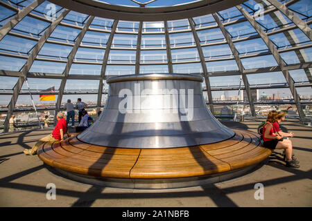 La cupola di vetro in cima al Reichstag dove i visitatori possono osservare il Bundestag - la Camera bassa del tedesco federale europeo. Berlino Germania Foto Stock