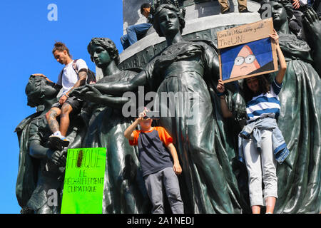 I giovani manifestanti appendere il monumento a Sir George-Étienne Cartier. A Montreal in Canada, mezzo milione di persone riunite il clima globale colpire il 27 settembre 2019. Hanno chiesto ulteriori azioni concrete da parte delle autorità competenti per contrastare il riscaldamento globale e i cambiamenti climatici Foto Stock