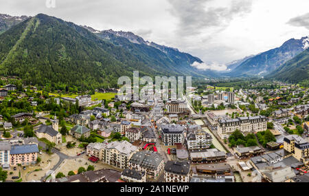 Drone incredibile vista della città e villaggio nella valle di Chamonix Foto Stock