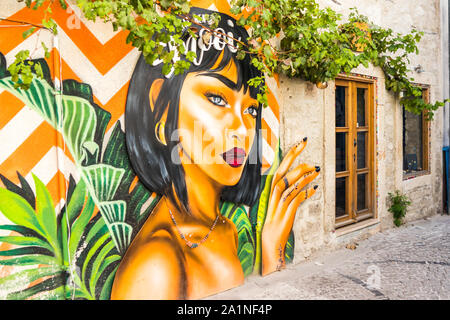 Alacati, Turchia - 7 Settembre 2019: carta murale sul lato di un edificio. La città è popolare con i turisti in estate Foto Stock