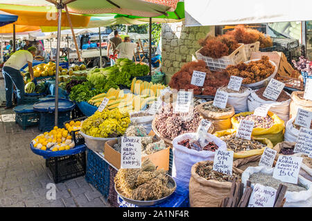 Alacati, Turchia - 7 Settembre 2019: stallo di mercato sul mercato del sabato. Il mercato si svolge una volta alla settimana. Foto Stock