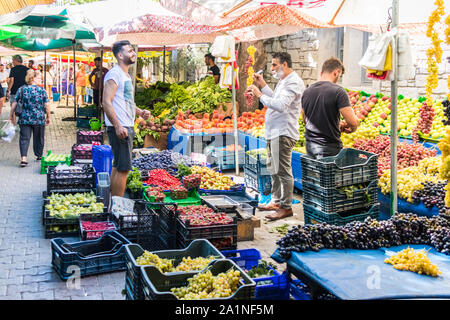 Alacati, Turchia - 7 Settembre 2019: stallo di frutta sul mercato. Il mercato si tiene ogni Sabato. Foto Stock