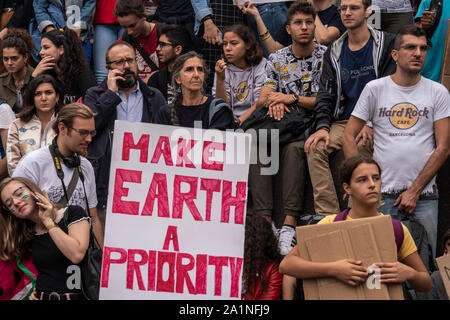 Milano, Italia. Il 27 settembre, 2019. I giovani e gli adulti in piedi in piazza durante la protesta.Gli studenti di scuola superiore e università di Milano ha partecipato nel mondo chiamata sciopero di venerdì per il futuro. Il movimento iniziato con la protesta di un vecchio anno 16 attivista svedese Greta Thunberg, si diffuse anche in Italia dove il Ministero dell Educazione ha raccomandato una giornata per gli studenti. Credito: SOPA Immagini limitata/Alamy Live News Foto Stock