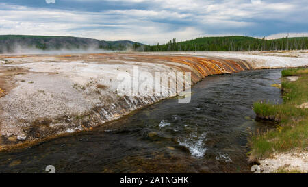 Il fiume scorre attraverso il Parco Nazionale di Yellowstone sabbia nera Geyser Basin Foto Stock
