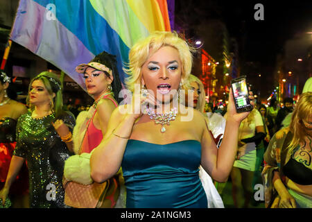 Montevideo, Uruguay. Il 27 settembre, 2019. Un Transgender pone durante la diversità marzo in MontevideoThousands di persone sono scese nelle strade del centro cittadino di Montevideo per la "diversità marzo. "Ogni anno in settembre Uruguay assume i colori dell'arcobaleno per celebrare il "mese della diversità". Credito: SOPA Immagini limitata/Alamy Live News Foto Stock