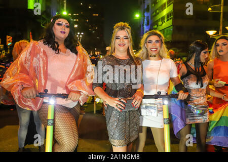 Montevideo, Uruguay. Il 27 settembre, 2019. Transgender membri visto in posa durante la diversità marzo in MontevideoThousands di persone sono scese nelle strade del centro cittadino di Montevideo per la "diversità marzo. "Ogni anno in settembre Uruguay assume i colori dell'arcobaleno per celebrare il "mese della diversità". Credito: SOPA Immagini limitata/Alamy Live News Foto Stock