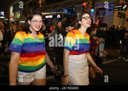 Montevideo, Uruguay. Il 27 settembre, 2019. Le donne visto celebrare durante la diversità marzo in MontevideoThousands di persone sono scese nelle strade del centro cittadino di Montevideo per la "diversità marzo. "Ogni anno in settembre Uruguay assume i colori dell'arcobaleno per celebrare il "mese della diversità". Credito: SOPA Immagini limitata/Alamy Live News Foto Stock