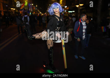 Montevideo, Uruguay. Il 27 settembre, 2019. Un Transgender pone durante la diversità marzo in MontevideoThousands di persone sono scese nelle strade del centro cittadino di Montevideo per la "diversità marzo. "Ogni anno in settembre Uruguay assume i colori dell'arcobaleno per celebrare il "mese della diversità". Credito: SOPA Immagini limitata/Alamy Live News Foto Stock