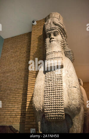 Colossale assiro scultura in pietra di un essere umano con testa di toro alato dal palazzo di Khorsabad. British Museum Nella camera 10, l'Assiria. Sargon II. Vista frontale. Foto Stock