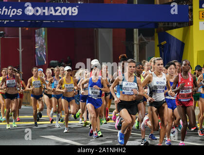 Doha in Qatar. 28 Sep, 2019. Atleti competere durante la donna della maratona finale al 2019 IAAF mondiale di atletica a Doha, in Qatar, Sett. 28, 2019. Credito: Xu Suhui/Xinhua/Alamy Live News Foto Stock