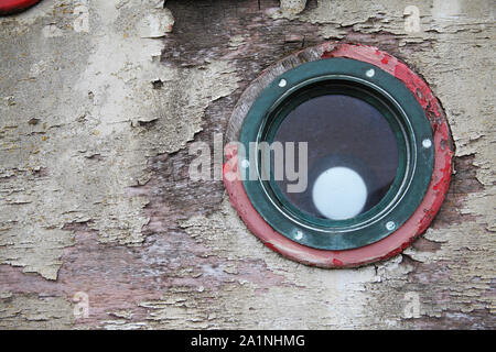 Round oblò tipo finestra in una vecchia barca nell'insediamento Pebble Island Isole Falkland Foto Stock