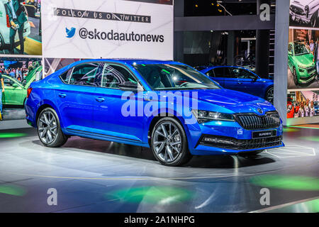 Francoforte, Germania - Settembre 2019: blu Skoda Superb iV B8 tip 3V berlina, IAA International Motor Show Auto fieristico. Foto Stock