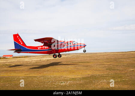 Piano FIGAS in atterraggio a Goose Green pista di atterraggio per aerei Darwin East Falkland Isole Falkland Foto Stock