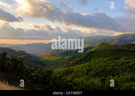 Cloudscape sunrise nei Pirenei catalani su montagne verdi Foto Stock