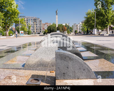 Burgas, Bulgaria - 21 Giugno 2019: piazza principale con un memoriale di guerra e una fontana in una giornata di sole in Burgas, una città di vacanze sul Mar Nero Foto Stock