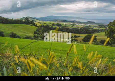 Vista dei verdi campi e montagne in Sao Miguel, Azzorre, Portogallo Foto Stock