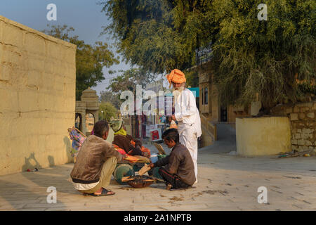Jaisalmer, India - 14 Febbraio 2019: popolo indiano per chiedere soldi sulla strada vicino al lago Gadisar in Jaisalmer Foto Stock