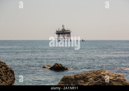 Abbandonata la piattaforma oceanografica vicino alla costa del Mar Nero, la Crimea. Foto Stock