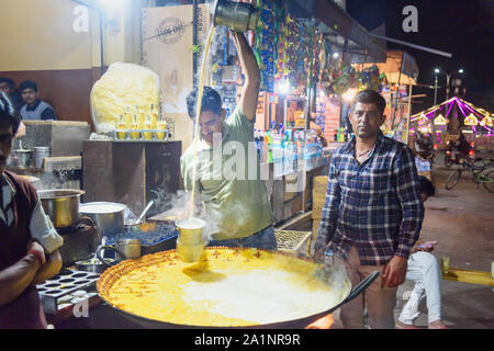 Jaisalmer, India - 16 Febbraio 2019: fornitore indiano preparare dolci caldi con latte di mandorla sulla strada a Jaisalmer. Rajasthan Foto Stock