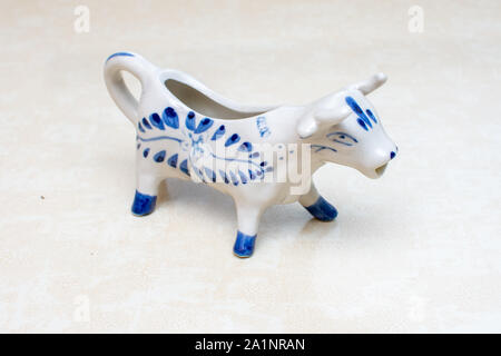 Delft Blue Cow Figurine per stuzzicadenti. Souvenir da Holland/Paesi Bassi. Isolato su sfondo bianco. Foto Stock