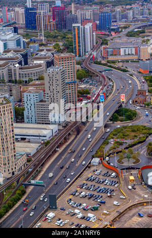 Guardando verso il basso sulla West India Dock Road (A1261) nell'East End di Londra e vivacemente colorati edifici alti Foto Stock