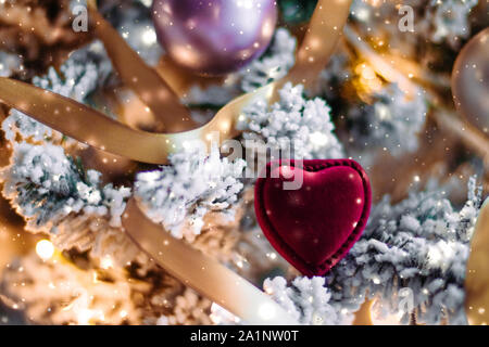 Lusso intramontabili, proposta romantica e felice celebrazione concetto - a forma di cuore ad Gioielli regalo scatola su albero di Natale, amore presente per il Veglione di Capodanno, Foto Stock