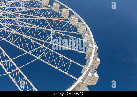 Bianco grande ruota panoramica Ferris con blu cielo Foto Stock