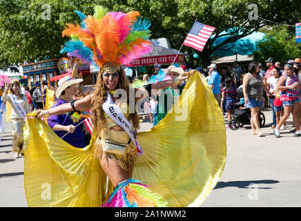 Dallas, Stati Uniti d'America. Il 27 settembre, 2019. Una donna in brasiliano costumi di carnevale marche in parata della Fiera dello Stato del Texas a Dallas, Stati Uniti, Sett. 27, 2019. La Fiera dello Stato del Texas è un annuale fiera dello stato della durata di più di tre settimane. Credito: Tian Dan/Xinhua/Alamy Live News Foto Stock