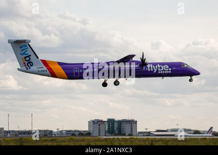 G-PRPB, Settembre 23, 2019, De Havilland Canada Dash 8-400-4333 atterraggio a Parigi Roissy airport alla fine del volo Flybe essere3505 Da Exeter Foto Stock