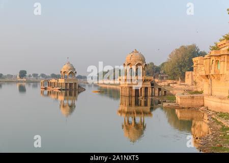 Gadisar lake al mattino. Man-made serbatoio di acqua con i templi in Jaisalmer. Il Rajasthan. India Foto Stock