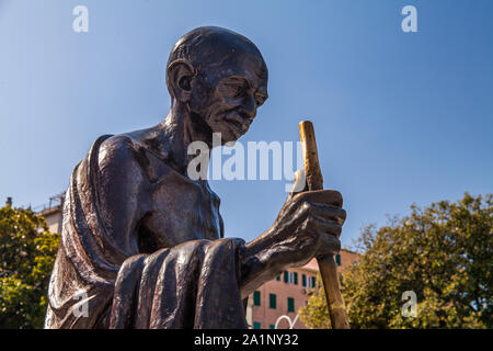 Genova, Italia - 26 settembre 2019: statua in bronzo del Mahatma Gandhi nel Porto Antico di Genova Foto Stock