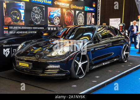 Francoforte, Germania - Settembre 2019: nero Porsche Panamera 970 G1, IAA International Motor Show Auto fieristico. Foto Stock