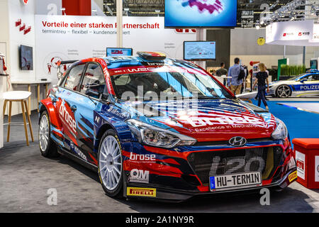 Francoforte, Germania - Settembre 2019: rosso blu rally Hyundai i20 Sport berlina, IAA International Motor Show Auto fieristico. Foto Stock