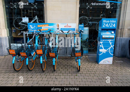 Noleggio biciclette alla stazione ferroviaria di Namur, la Vallonia, Belgio, noleggio macchina distributrice, Foto Stock