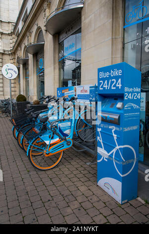 Noleggio biciclette alla stazione ferroviaria di Namur, la Vallonia, Belgio, noleggio macchina distributrice, Foto Stock