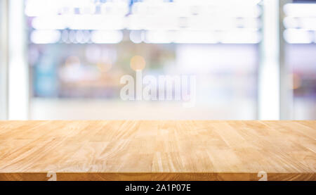 Messa a fuoco selettiva di legno tavolo sul prodotto blur scaffale di supermercato sfondo.per montaggio display del prodotto o chiave di progettazione layout visivo Foto Stock