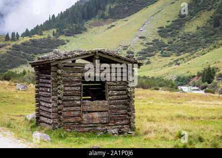 Chalet in legno. Valle di Krimmler Achen. Parco nazionale di Hohe Tauern. Alpi austriache. Europa. Foto Stock